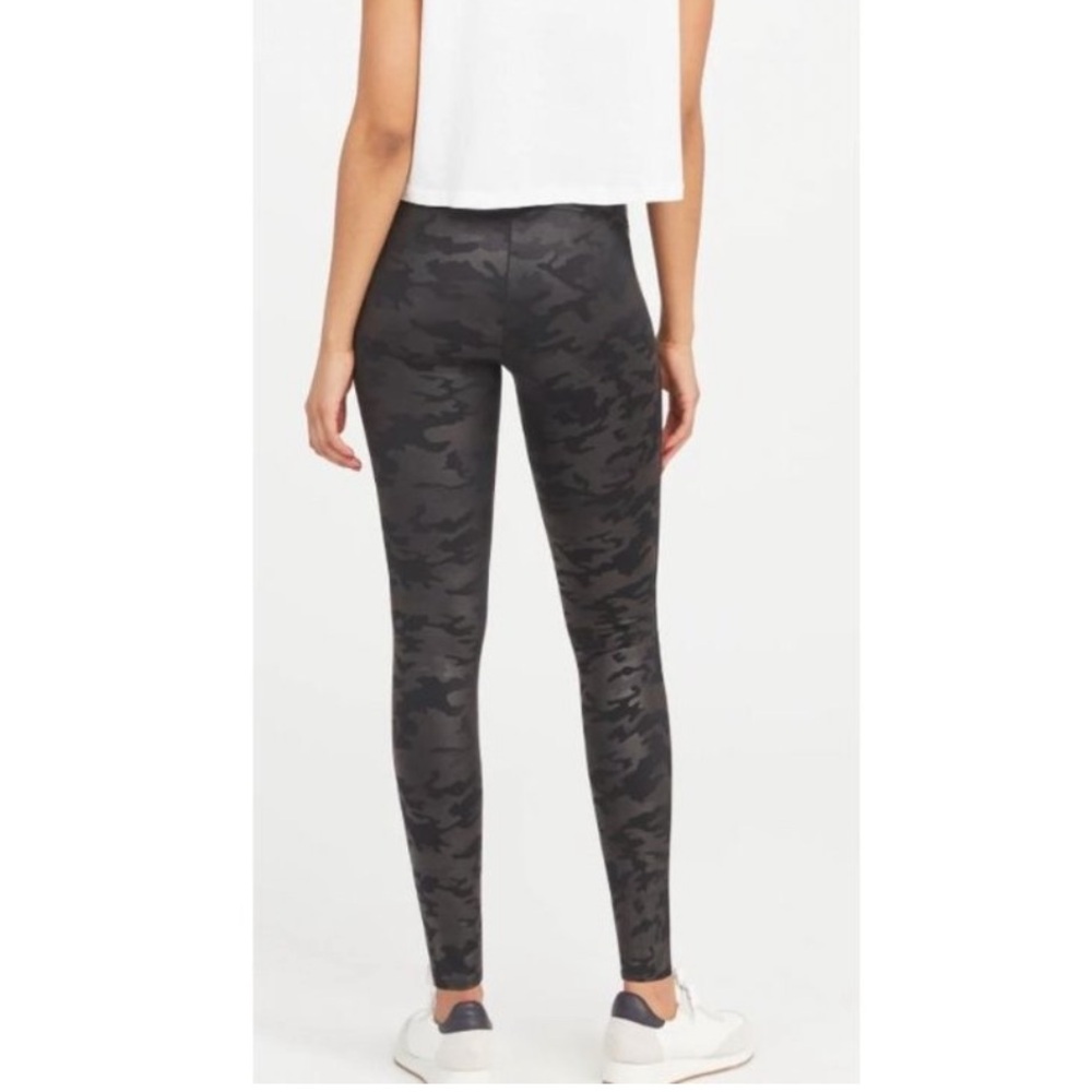 SPANX FAUX LEATHER BLACK MATTE CAMO PRINT LEGGING SMALL - Picture 5 of 14